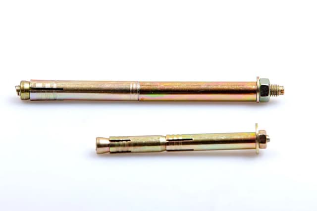 Kotwa stalowa fi 16 mm – specyfikacja, zastosowania i modele do montażu Kotwa stalowa fi 16 mm – specyfikacja, zastosowania i modele do montażu