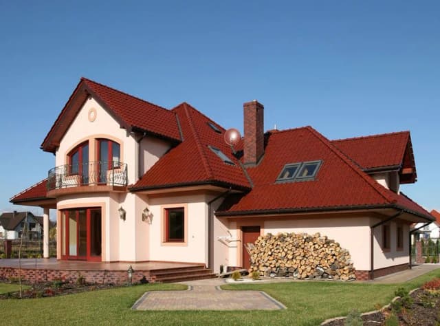 Bordowa dachówka – jakie kolory elewacji idealnie z nią współgrają? Bordowa dachówka – jakie kolory elewacji idealnie z nią współgrają?