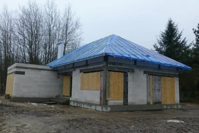 Dom bez dachu: jak zabezpieczyć budowę przed zimą i kosztami Dom bez dachu: jak zabezpieczyć budowę przed zimą i kosztami
