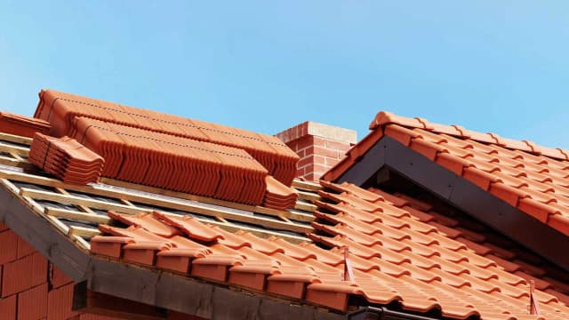 Ile kosztuje metr kwadratowy dachówki ceramicznej? Ceny i porady 2025 Ile kosztuje metr kwadratowy dachówki ceramicznej? Ceny i porady 2025