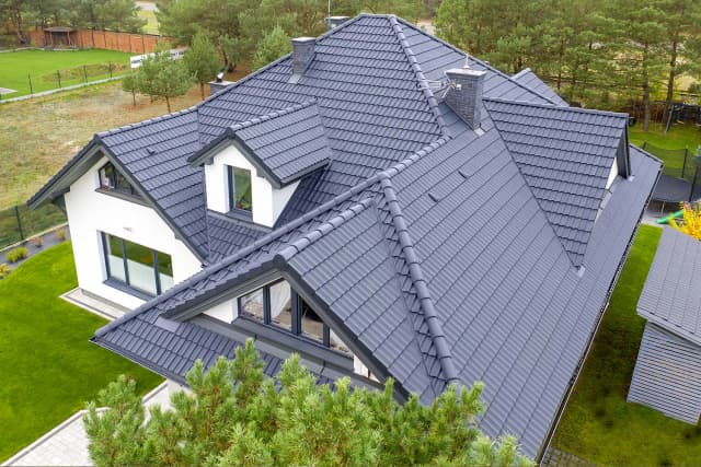 Jaką dachówkę ceramiczną wybrać, aby uniknąć błędów i zwiększyć trwałość dachu Jaką dachówkę ceramiczną wybrać, aby uniknąć błędów i zwiększyć trwałość dachu